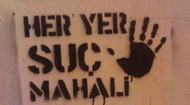 Kızını 8 yerinden bıçaklayıp, su dolu leğende boğdu