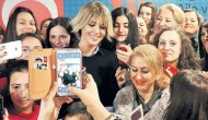 Siyasete göz kırptı