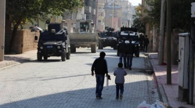 Sur İlçesi&#039;nde çatışma çıktı: 1 polis yaralı