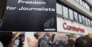 33 gazeteci hapiste, yüzlercesi yargı önünde