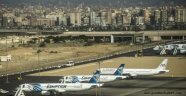Yolcu uçağını kaçıran canlı bomba Mısırlı olmayan yolcuları rehin tutuyor