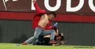 Trabzonspor - F. Bahçe maçındaki saldırganın kıyafetleri satışa çıktı!