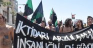 İzmir'de 1 Mayıs kutlamalarına katılan grup, polise üstünü aratmak istemeyince soyundu