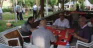 Adana’da yanlarında ses bombası patladı; okeye dönmeye devam ettiler!