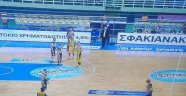 AEK-Aris basketbol maçında parkede kimse kalmadı!