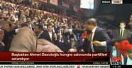 Ahmet Davutoğlu AKP kongresinde seçim şarkısıyla karşılandı, partililere çiçek dağıttı