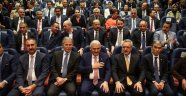 AK Parti Genel Merkezi'ndeki salonda isimsiz koltuğa kim oturdu?