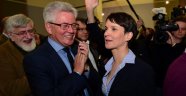 Almanya'daki üç eyaletteki seçimlerde sağcı AfD yükselişte, Merkel oy kaybediyor
