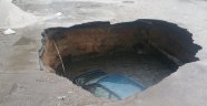 Ankara'da bir otomobil çöken yoldaki çukura düştü