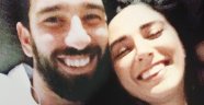 Arda Turan ve Aslıhan Doğan'dan 'selfie'li barış mesajı