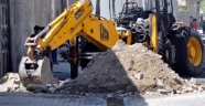 Diyarbakır'da 'PKK'ya yardım' gerekçesiyle 6 belediyenin iş makinelerine el kondu
