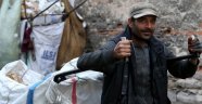 Ekonomi mezunu, 5 dil biliyor, kâğıt toplayıcılığı yapıyor
