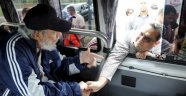 Fidel Castro devrimin kilit isimlerinden Vilma Espin için 8 ay sonra halkın arasında
