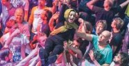 Hollanda, punk konserinde 'body surfing' yapan Türk kızını konuşuyor