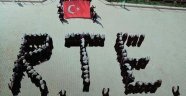 İmam hatip öğrencileri harf gibi dizilerek "R.T.E." yazdı
