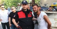 Kız çocuğunu kaçırmaya çalıştığı iddia edilen adamı linçten polis kurtardı