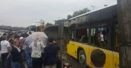 Küçükçekmece'de hafriyat kamyonu metrobüs yoluna girdi, yaralılar var