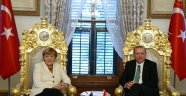 NYT'den Merkel'e basın özgürlüğü eleştirisi: Erdoğan'la iş birliğinin bedelini ödüyor!