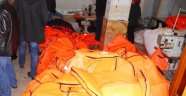 Sahte can yeleklerinin üretildiği atölyede mülteci çocuklar çalıştırılıyor