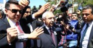 Şehit cenazesinde CHP Liderinin önüne kurşun atıldı