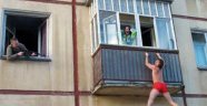 Sevgilisinin kocasından saklanırken balkondan düştü!