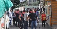 Sünnet düğününde 200 kişi taşla sopayla birbirine girdi!
