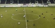 Yunan futbolculardan göçmenler için sahada oturma eylemi