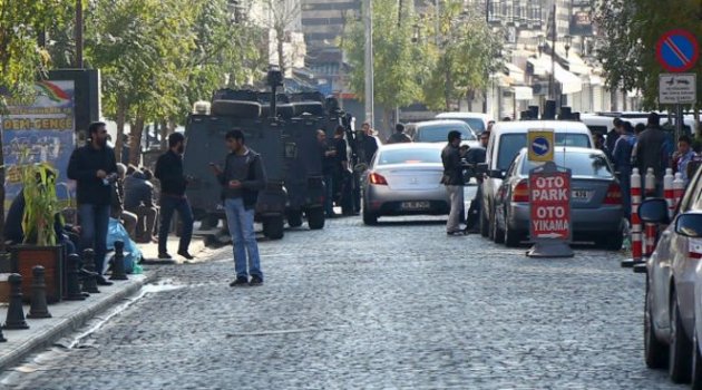 Tahir Elçi&#039;nin yaşamını yitirdiği yerde silah sesleri