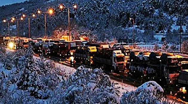 TEM&#039;de kar çilesi, Ankara istikameti trafiğe kapandı