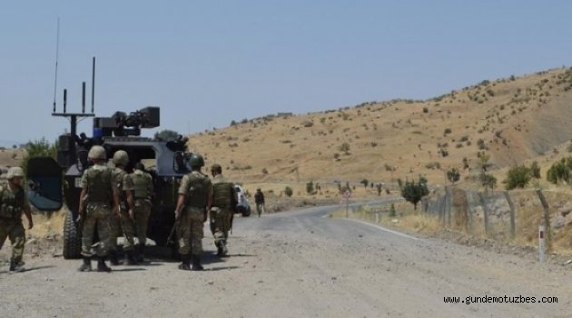 Tunceli&#039;de askeri aracın geçişi sırasında patlama; 3 asker şehit oldu