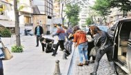 Ünlü oyuncular düşen kameramanın yardımına koştu!