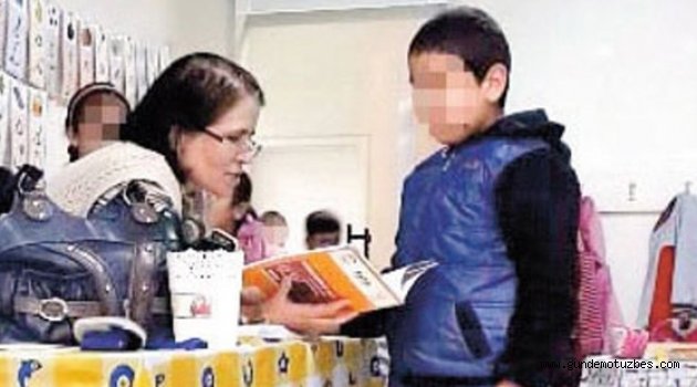 Velilerin ayıbı; görme engelli öğretmeni derste gizlice çekip sosyal medyaya servis ettiler!