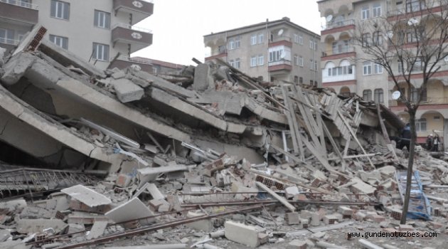 Yozgat&#039;ta 8 Gün Önce Depremde Hasar Gören 20 Daireli Bina Çöktü