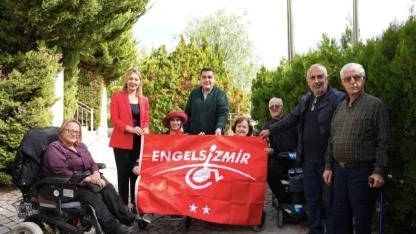 Çeşme Belediyesi'nin ek hizmet binasına Kırmızı Bayrak