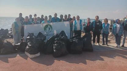 Doğaseverlerden Karşıyaka'da 300 kiloluk temizlik