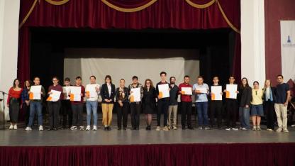 İzmir'de nöroçeşitli gençlerin mezuniyet sevinci