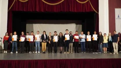 İzmir'de nöroçeşitli gençlerin mezuniyet sevinci