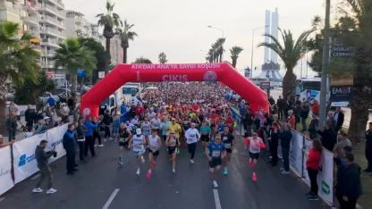 Karşıyaka’da 1500 kişi Ata’dan Ana’ya koştu!