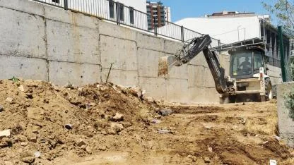 Karşıyaka'da yol bakım seferberliği