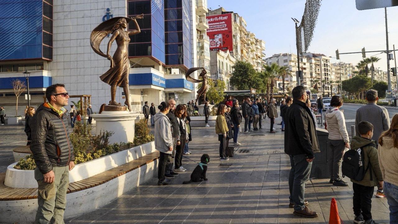 Karşıyaka&#039;dan Ataya Saygı Zinciri