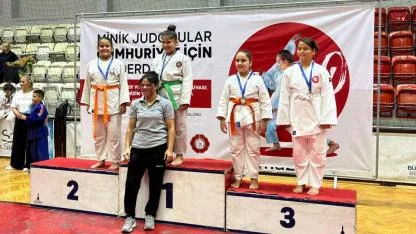 Konak’ın judo takımı ilk turnuvadan madalyalarla döndü
