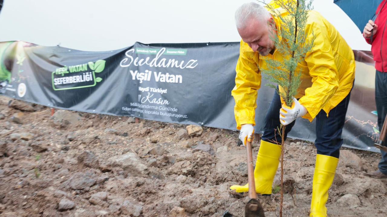 Menemen’de fidanlar, yeşil vatan için dikildi