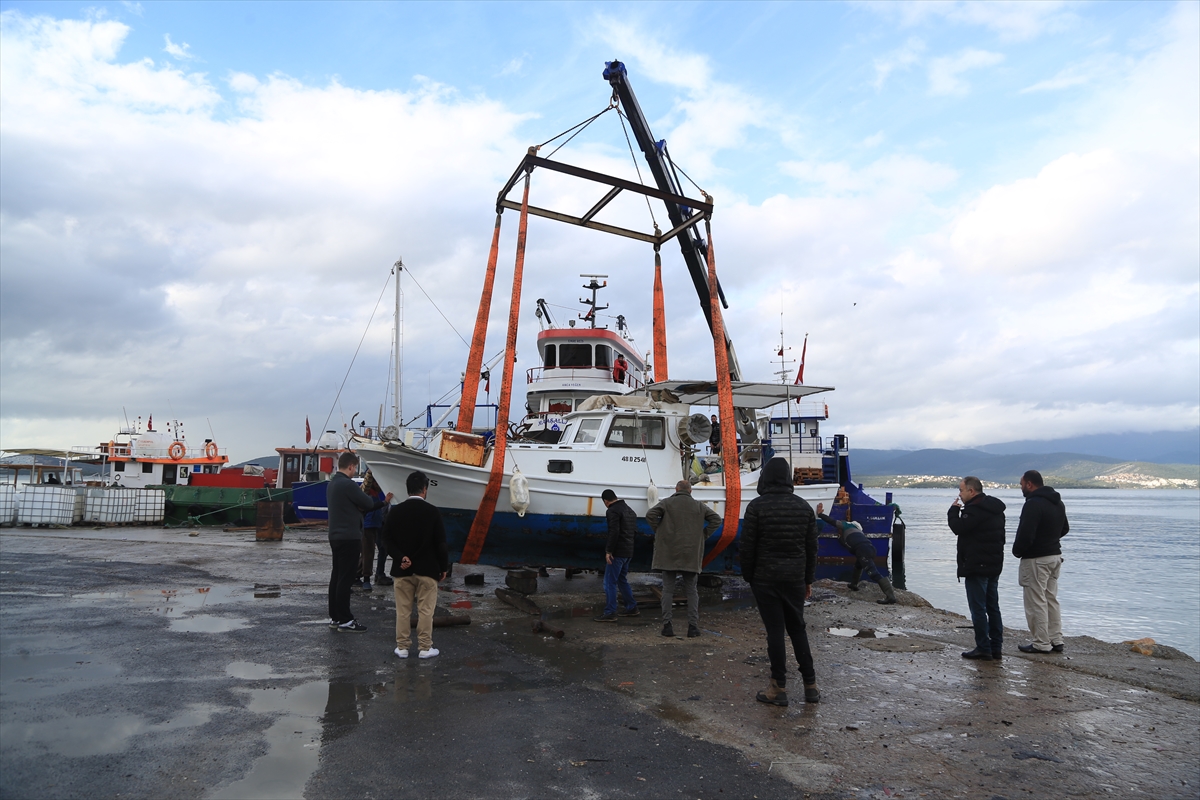 Muğla'da fırtınada teknesi kıyıya vuran balıkçı kayboldu