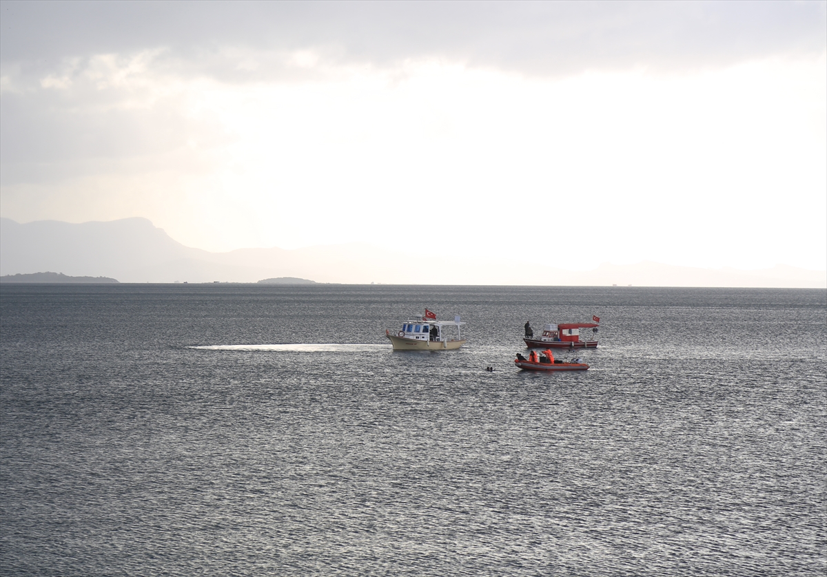 Muğla'da fırtınada teknesi kıyıya vuran balıkçı kayboldu