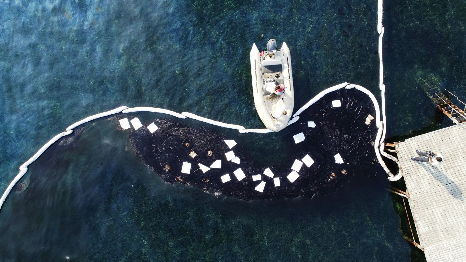 Foça’da denizdeki kirlilik havadan görüntülendi