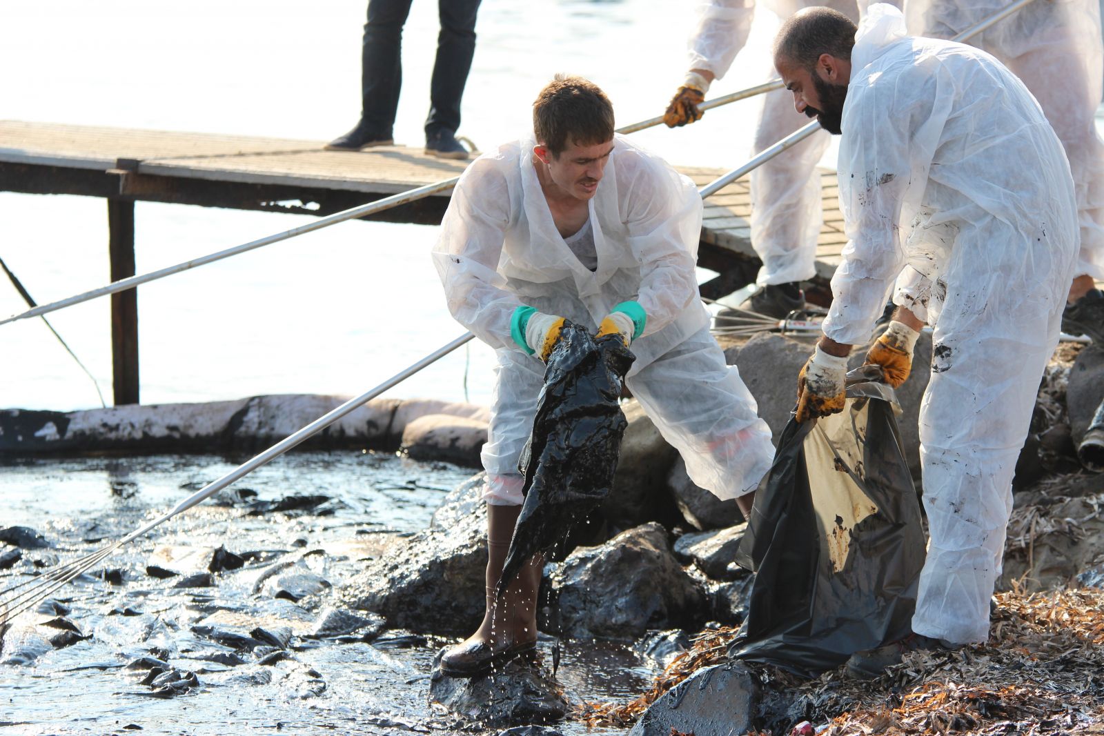 Foça’da denizdeki kirlilik havadan görüntülendi