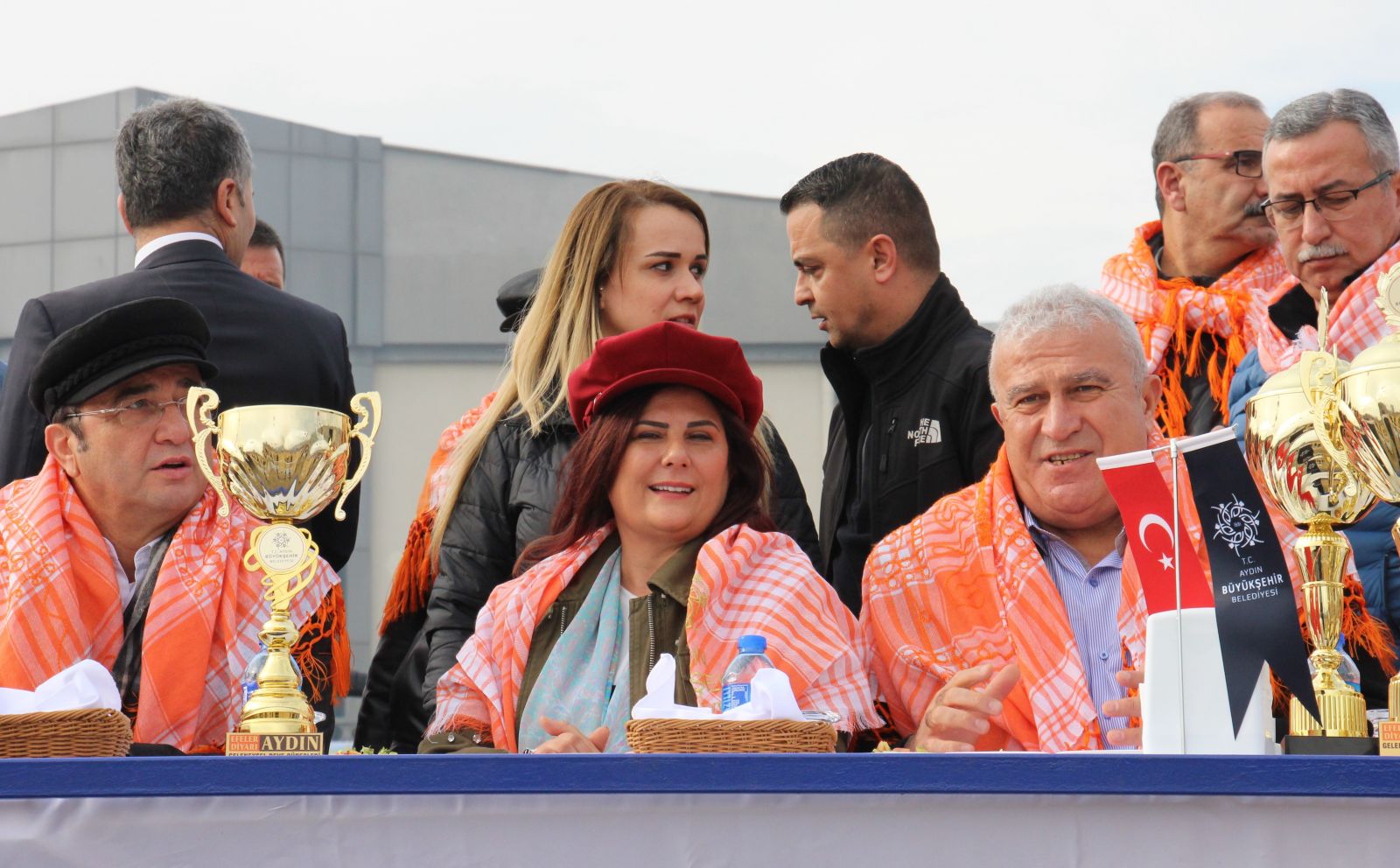 Başkan Çeçrioğlu devesi 'Topuklu Efe’nin güreşini merakla izledi