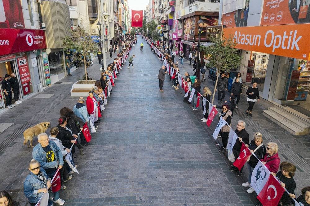 Karşıyaka tek yürek oldu, Ata’ya selam durdu!