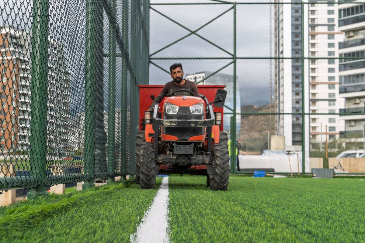 Büyükşehir’den gençlere beş yeni halı saha