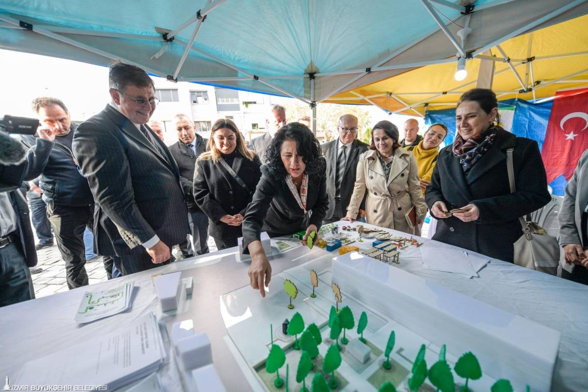 Kınık Cumhuriyet Meydanı yeni çehresine kavuşuyor